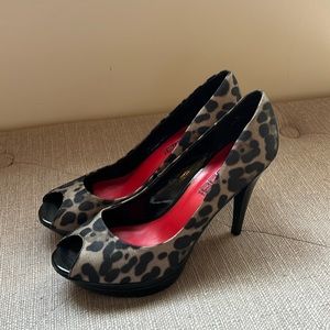 Leopard print platform heels, size 8